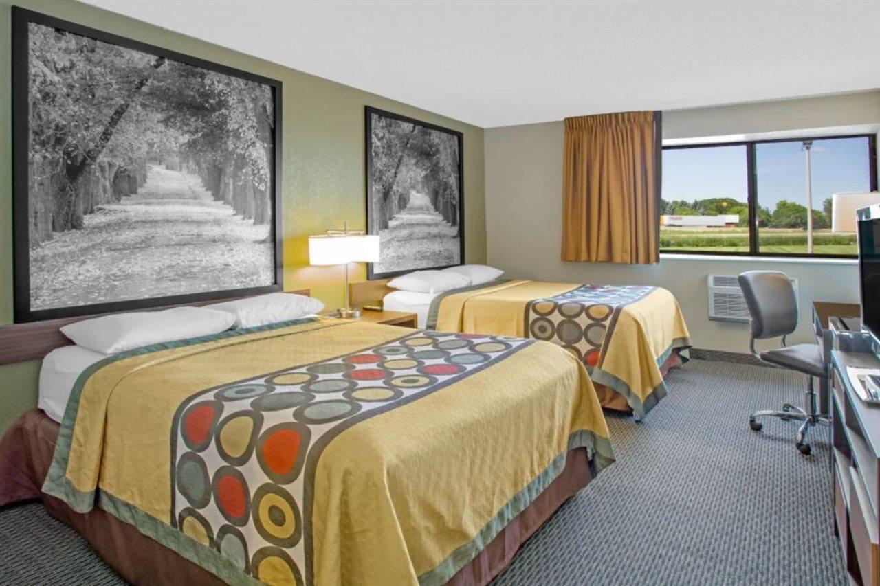 ซูเปอร์ 8 บาย วินด์แฮม วินด์เซอร์/แมดิสัน นอร์ท Hotel วินซอร์ ภายนอก รูปภาพ