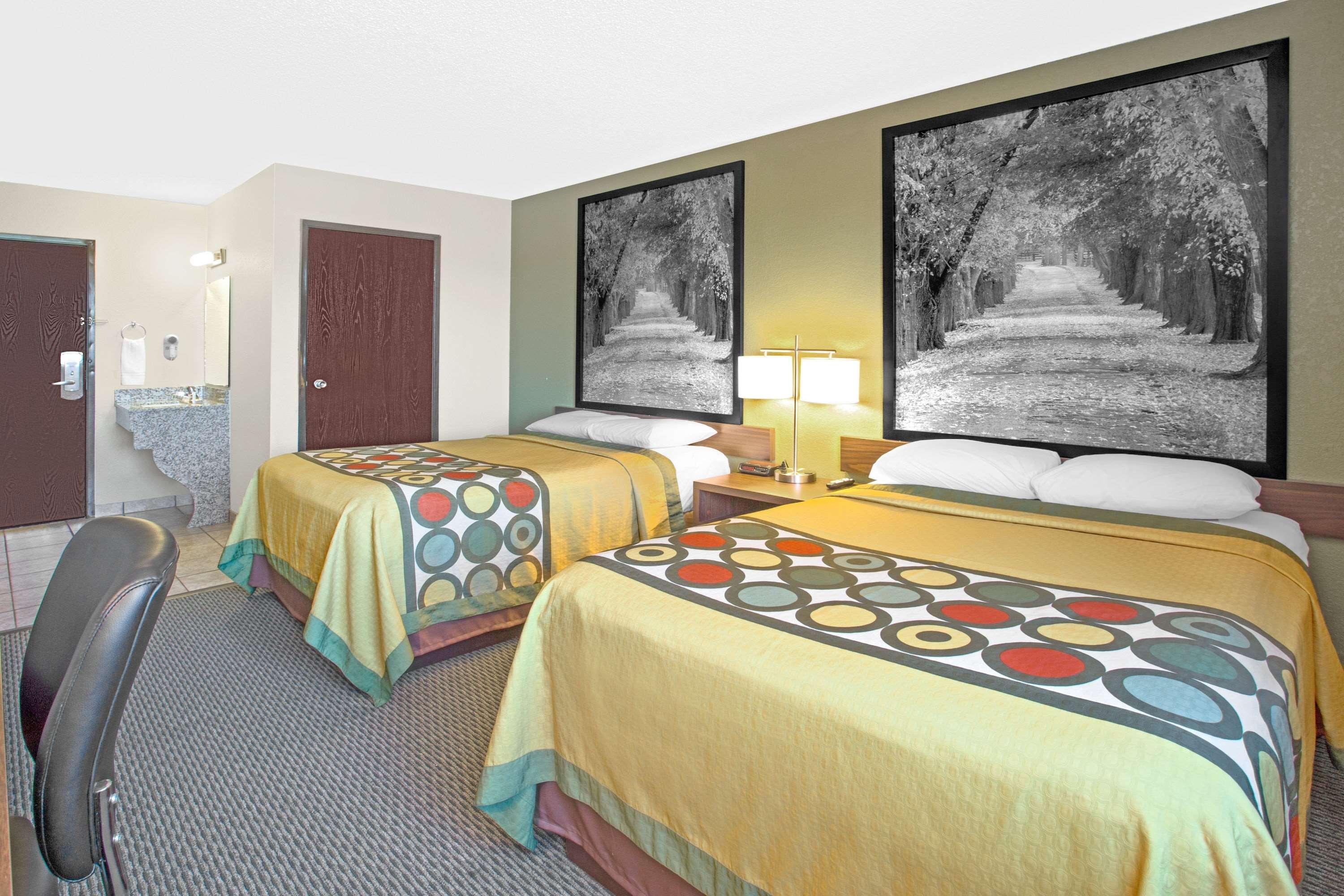 ซูเปอร์ 8 บาย วินด์แฮม วินด์เซอร์/แมดิสัน นอร์ท Hotel วินซอร์ ภายนอก รูปภาพ