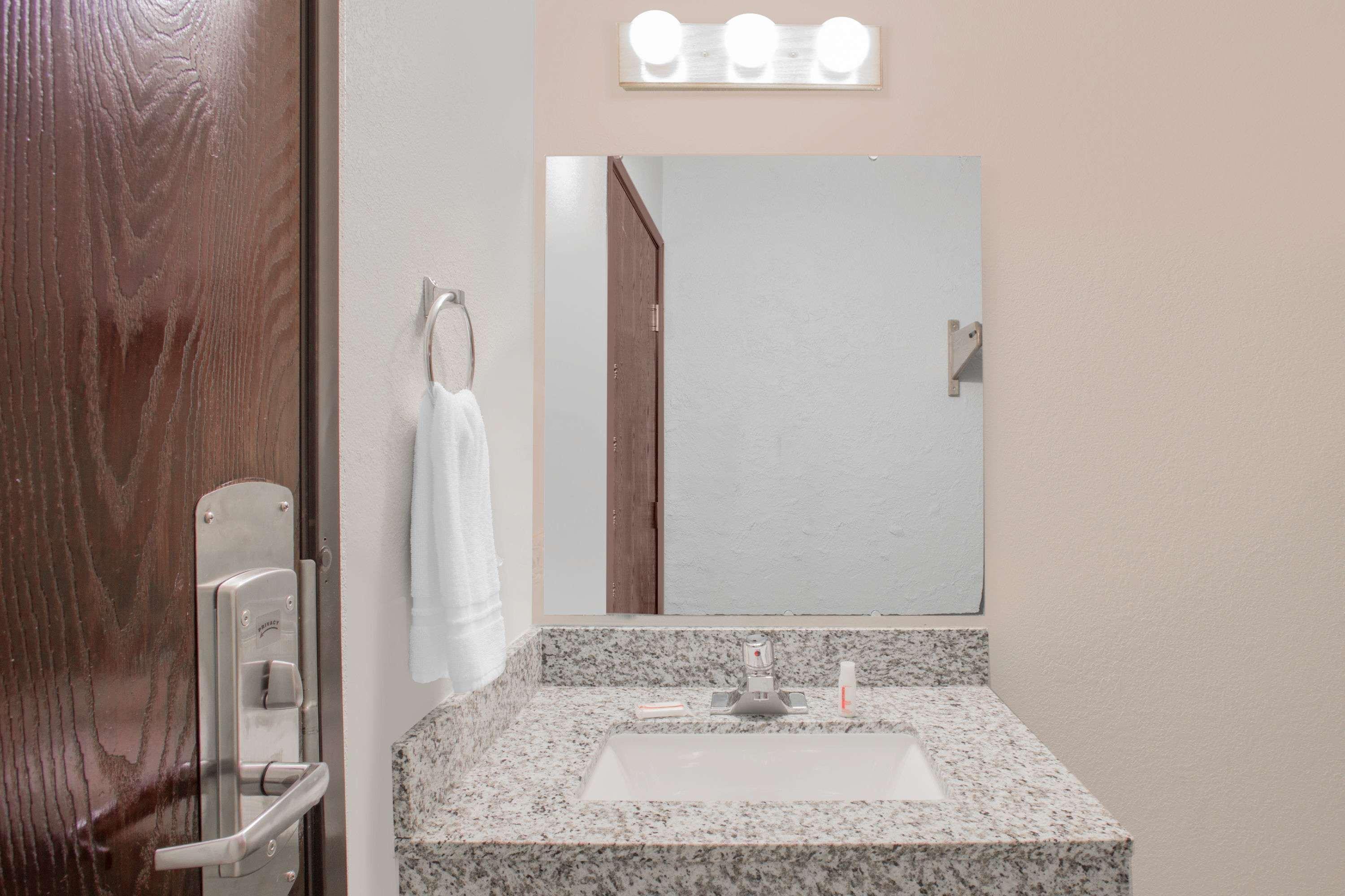ซูเปอร์ 8 บาย วินด์แฮม วินด์เซอร์/แมดิสัน นอร์ท Hotel วินซอร์ ภายนอก รูปภาพ