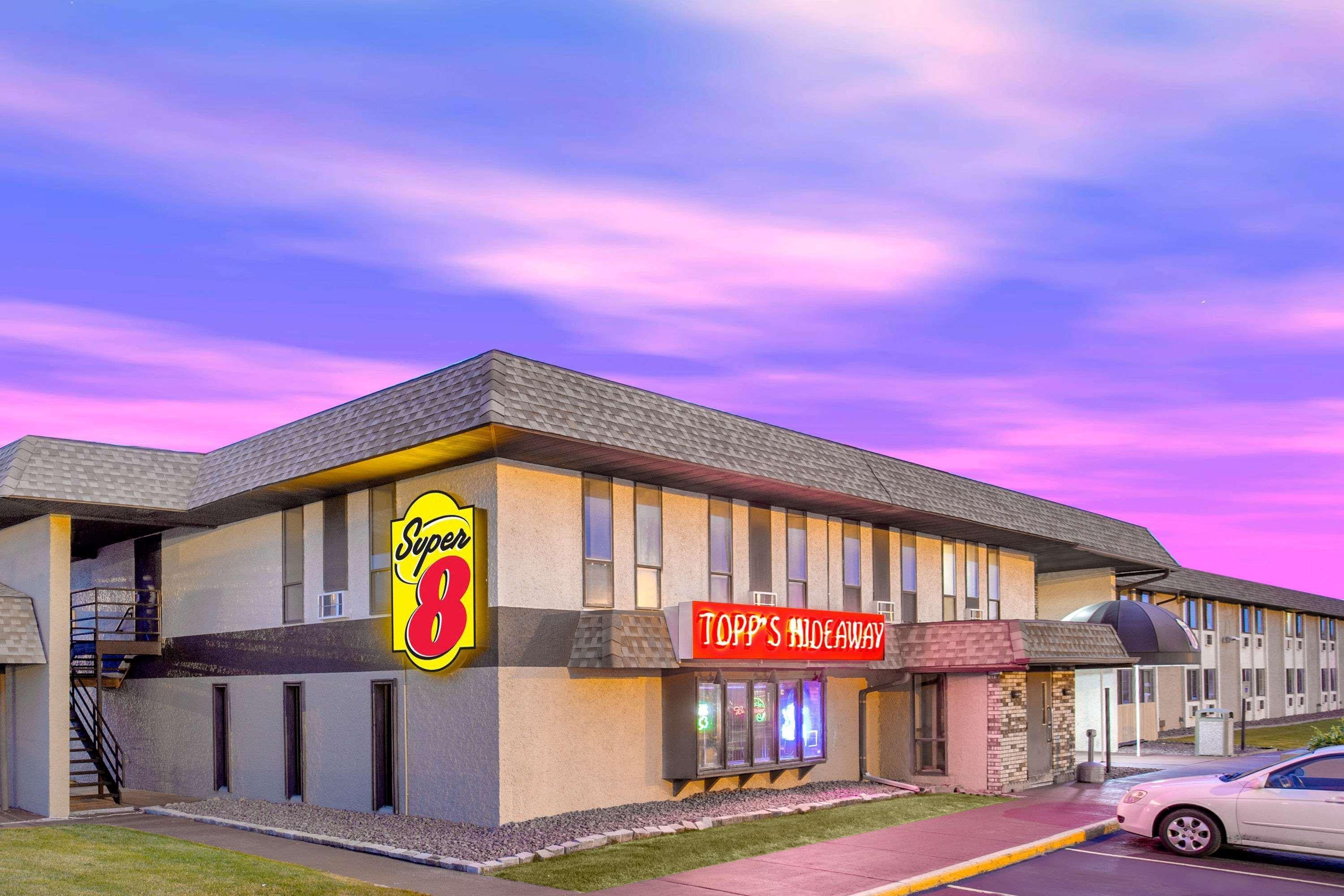 ซูเปอร์ 8 บาย วินด์แฮม วินด์เซอร์/แมดิสัน นอร์ท Hotel วินซอร์ ภายนอก รูปภาพ