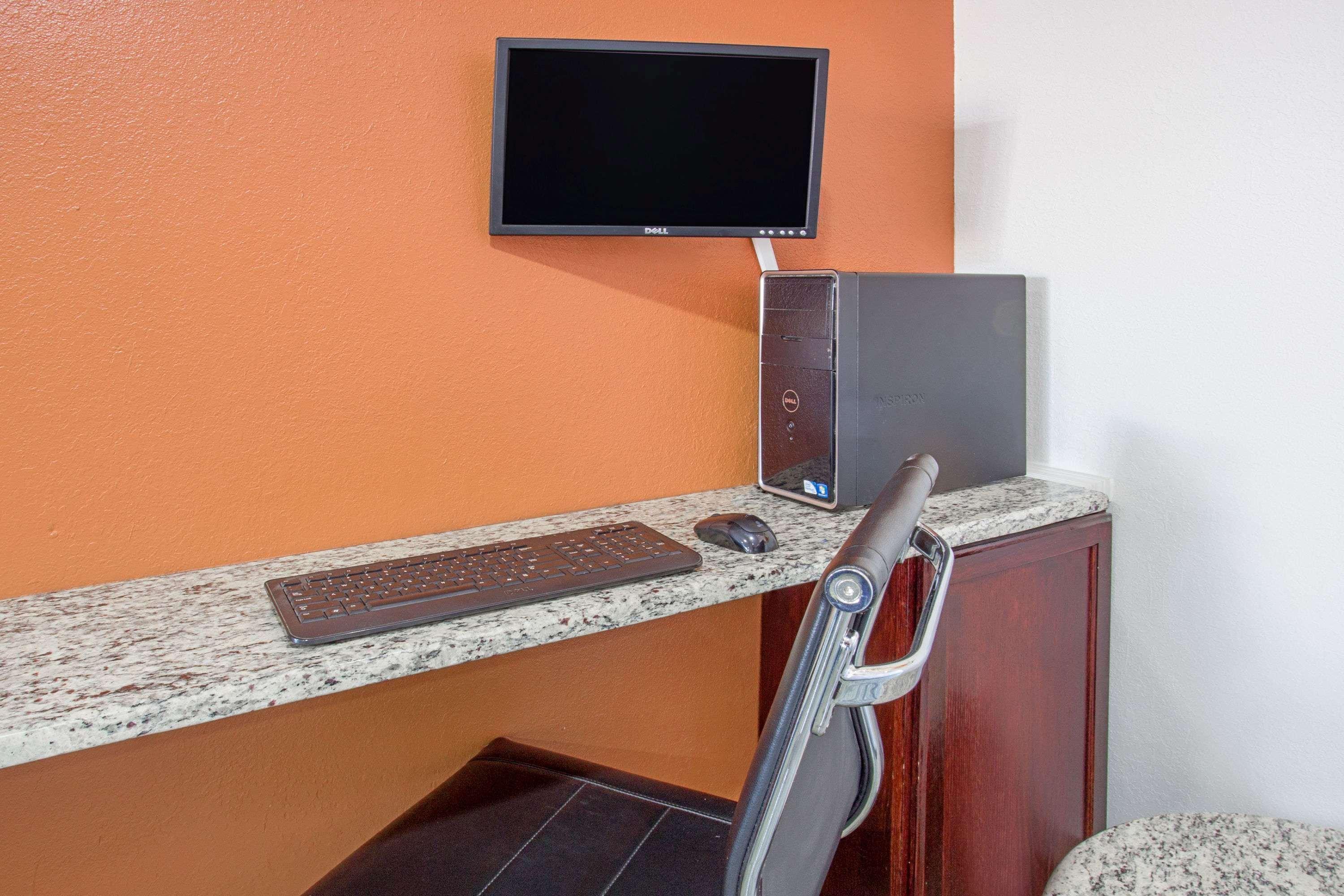ซูเปอร์ 8 บาย วินด์แฮม วินด์เซอร์/แมดิสัน นอร์ท Hotel วินซอร์ ภายนอก รูปภาพ
