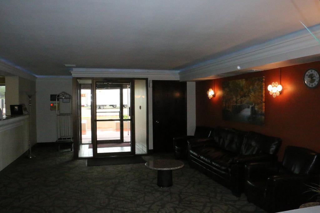 ซูเปอร์ 8 บาย วินด์แฮม วินด์เซอร์/แมดิสัน นอร์ท Hotel วินซอร์ ภายนอก รูปภาพ