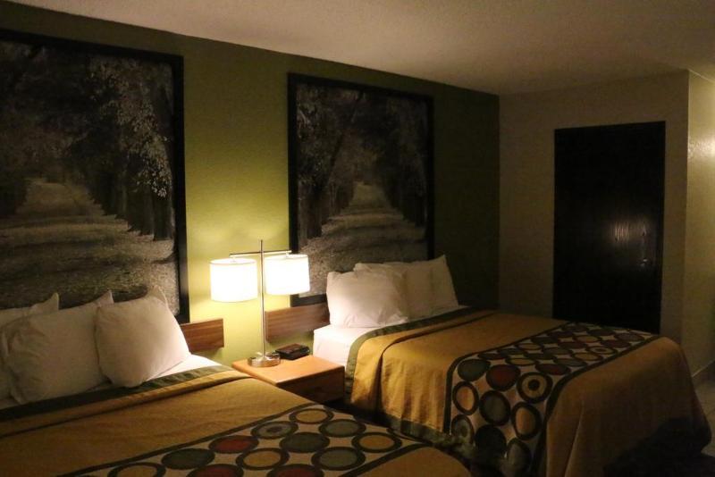 ซูเปอร์ 8 บาย วินด์แฮม วินด์เซอร์/แมดิสัน นอร์ท Hotel วินซอร์ ภายนอก รูปภาพ