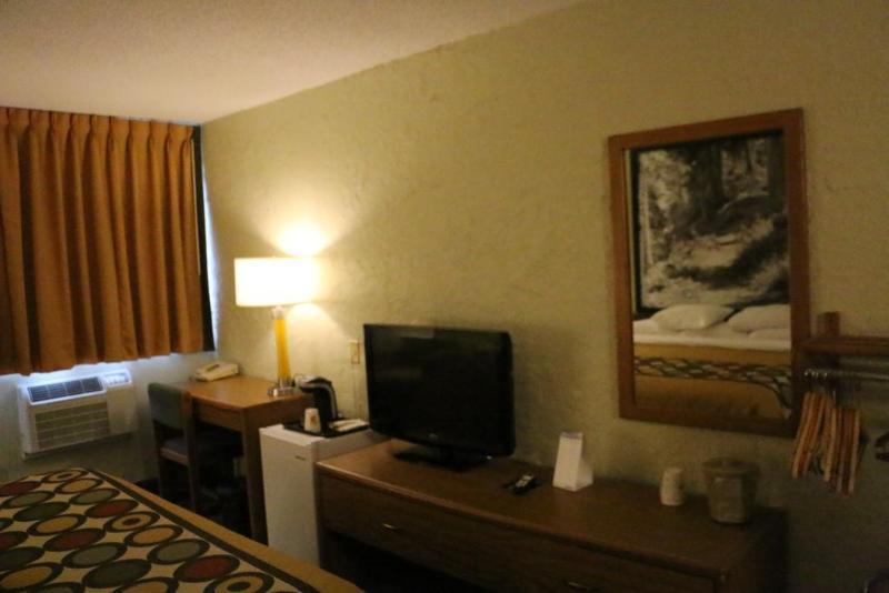 ซูเปอร์ 8 บาย วินด์แฮม วินด์เซอร์/แมดิสัน นอร์ท Hotel วินซอร์ ภายนอก รูปภาพ